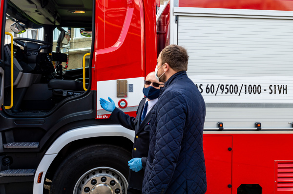 Předání nových hasičských aut ve Spolaně