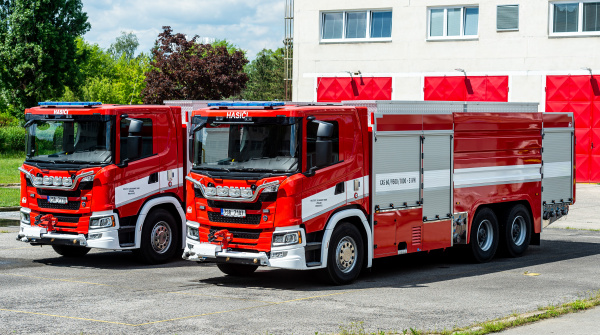 Předání nových hasičských aut ve Spolaně